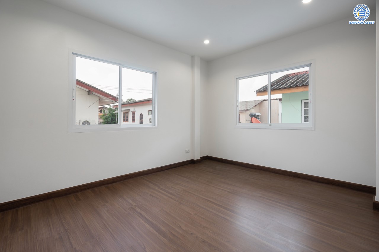 บ้านมือสองตกแต่งใหม่ หลักสี่แลนด์ ดอนเมือง บ้านแฝดหลังใหญ่ เนื้อที่ 35 ตร.ว. ฟังก์ชัน 3 ห้องนอน 2 ห้องน้ำจอดรถได้ 1 คัน บนทำเลดีที่สุด ใกล้สนามบินดอนเมือง ทางด่วน "ศรีสมาน" และรถไฟฟ้าสายสีแดง "สถานีการเคหะ"...